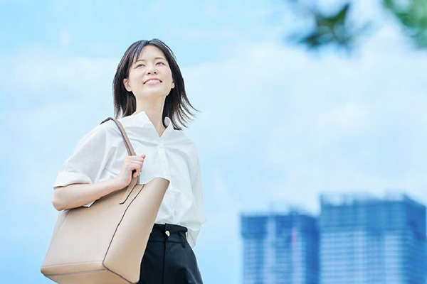 朝は少しゆったりの「9:30始業」。自分らしいリズムで働く。